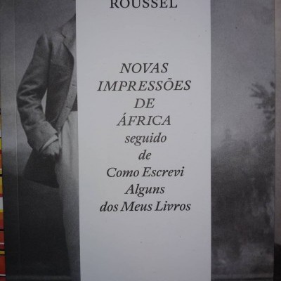 Capa de livro com texto em português sobreposto a imagem em preto e branco de uma pessoa com casaco e chapéu.