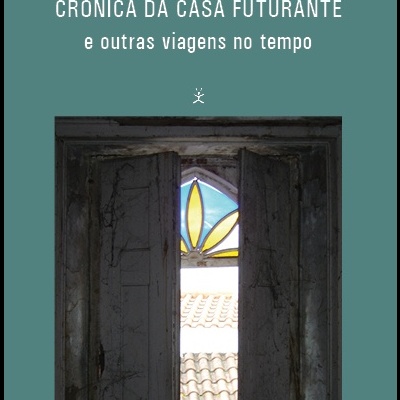 Capa de livro com porta antiga aberta e vitral colorido com título e autor.