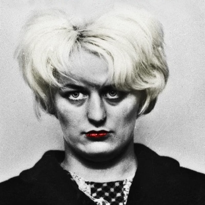 Capa de livro La facción caníbal com fotografia de pessoa e texto em preto e vermelho