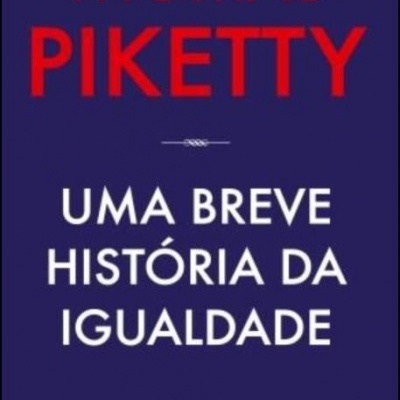 Capa de livro azul escuro com título em vermelho e branco de Thomas Piketty