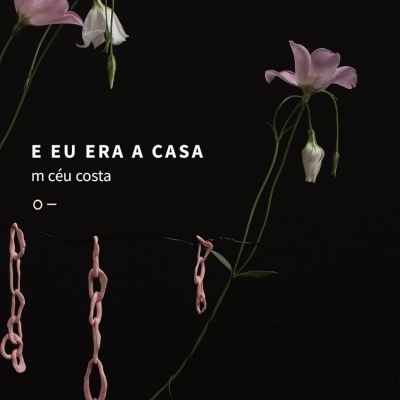 Capa de álbum com flores rosa e texto branco sobre fundo preto