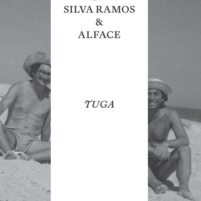 Duas pessoas sentadas na praia com chapéus, texto MANUEL DA SILVA RAMOS & ALFACE TUGA