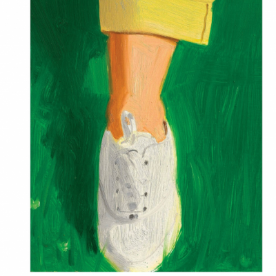 Pé com ténis branco sobre relva verde, texto 'ELECTRA' acima e informação em baixo