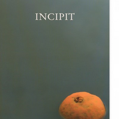 Capa de livro cinzenta com fruto laranja e texto MANUEL DE FREITAS INCIPIT