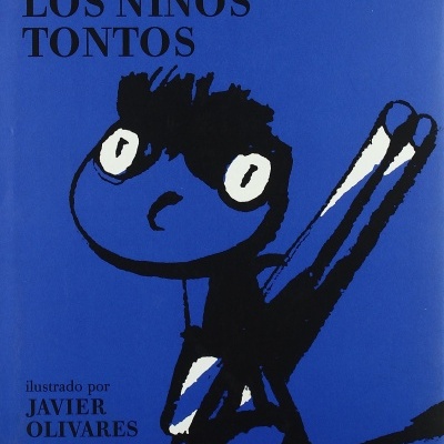 Capa azul de livro 'Los Niños Tontos' com ilustração preto e branco