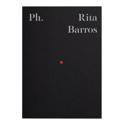 Livro com capa preta, ponto vermelho no centro e texto 'Ph. Rita Barros'