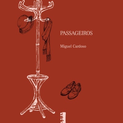 Capa de livro castanha com desenho de cabide, chapéu, cachecol e sapatos, texto PASSAGEIROS Miguel Cardoso.