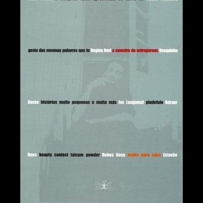 Cartaz cinza com texto em várias cores e tamanhos, incluindo nomes e frases variadas.