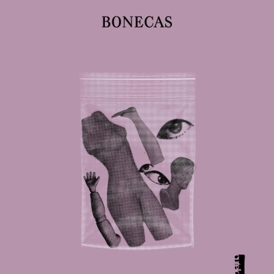 Capa de livro rosa com título Bonecas e partes de boneca preta e branca dentro de saco transparente