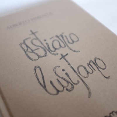 Livro com capa dura bege claro intitulado Bestiário Lusitano