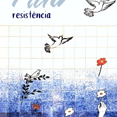 Arte mural em azulejo com mãos, flores, pássaros e texto Fluir resistência