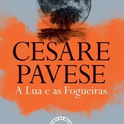 Capa do livro A Lua e as Fogueiras de Cesare Pavese com lua, árvore e manchas laranja