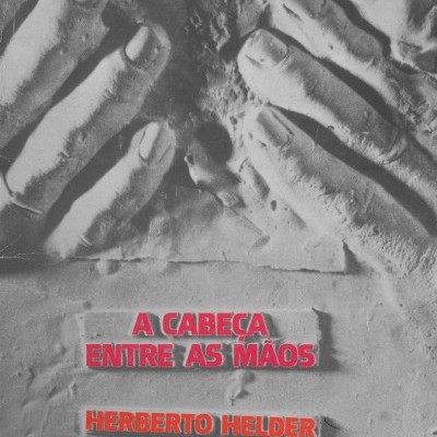 Capa de livro com mãos esculpidas e texto vermelho