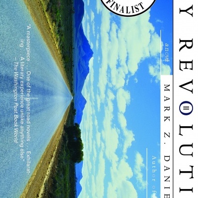 Capa do livro Only Revolutions com estrada e céu azul