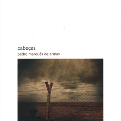 Capa de livro 'cabeças' de pedro marquês de armas com imagem de cerca de arame farpado e céu nublado