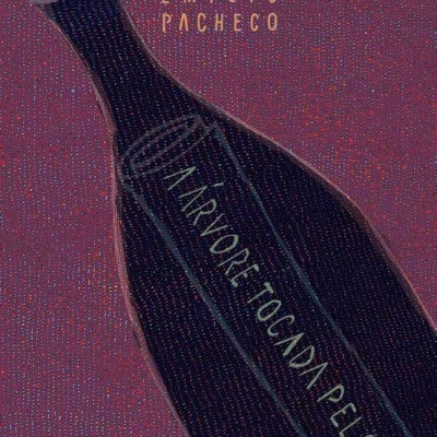 Desenho de uma garrafa escura inclinada com textos e fundo púrpura