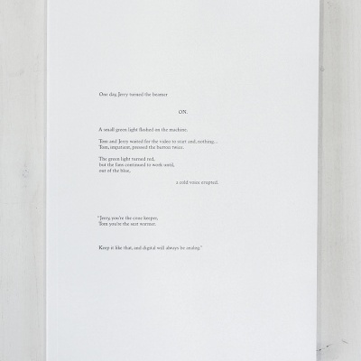 Folha de papel branca com texto impresso a preto sobre superfície de madeira clara