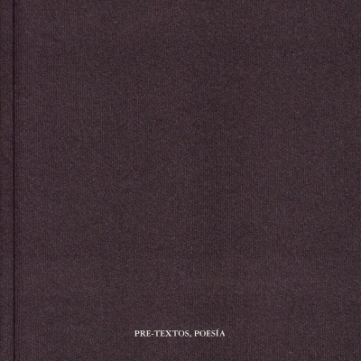 Capa de livro castanha escura com texto branco e laranja