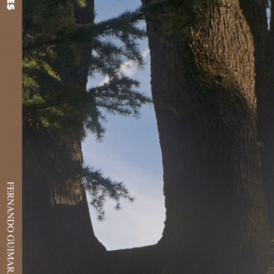 Capa de livro com troncos de árvores, título e autor na lombada