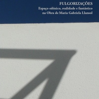 Capa de livro azul e branco com título e autor em texto branco