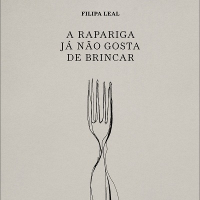 Capa de livro com título 'A RAPARIGA JÁ NÃO GOSTA DE BRINCAR' e ilustração de garfo.