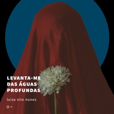 Pessoa coberta por capa vermelha com flor branca e texto em fundo preto e círculo azul.