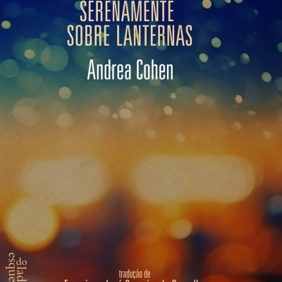 Capa de livro com fundo desfocado de luzes coloridas e texto em branco e bege