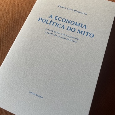 Capa branca de livro com texto azul e fundo laranja