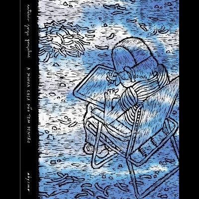 Capa de livro com ilustração de criança a desenhar sentada na cadeira, em tons azul e branco