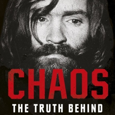 Capa de livro preto com rosto de homem e texto em vermelho e branco