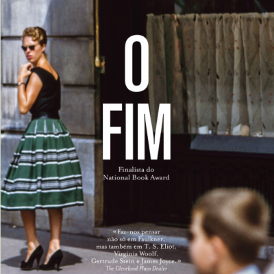 Mulher de saia verde às riscas e top preto numa rua, homem desfocado em primeiro plano e título do livro O FIM