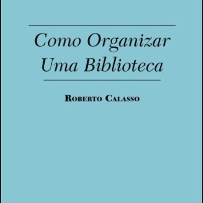 Capa de livro azul claro com texto preto 'Como Organizar Uma Biblioteca' e autor Roberto Calasso