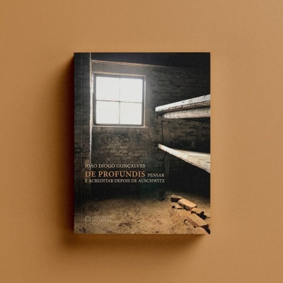 Livro com capa mostrando janela, beliches e texto em fundo castanho