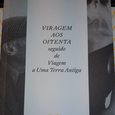 Capa de livro com texto e imagem de duas pessoas em preto e branco