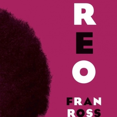 Capa de livro rosa com o título OREO em letras grandes e o nome do autor Fran Ross, com parte do cabelo afro de uma pessoa.