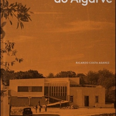 Capa de livro A Construção do Algarve com foto antiga e texto em castanho.
