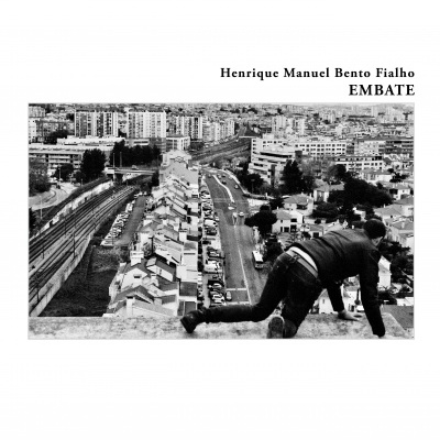 Capa de livro em preto e branco com homem no topo de prédio e cidade ao fundo