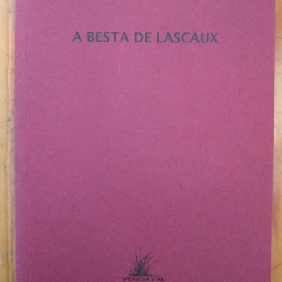 Livro vermelho com título A BESTA DE LASCAUX e autor Maurice Blanchot