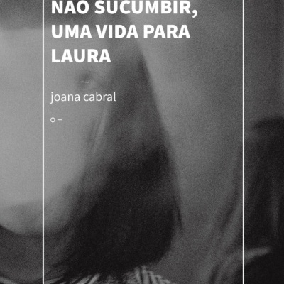 Capa de livro com título e autor sobre imagem desfocada em cinza.