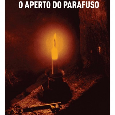 Capa de livro com vela acesa e chave antiga sob luz quente