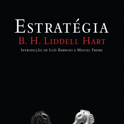 Capa do livro 'Estratégia' com peças de xadrez preto e branco