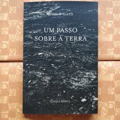 Capa de livro azul escuro com texto branco e textura de terra molhada