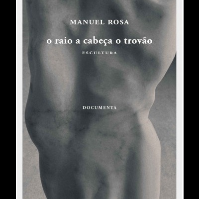 Fotografia em preto e branco do tronco nu de uma escultura humana com texto sobreposto.