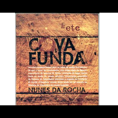 Capa de livro em fundo de madeira com texto em preto e detalhes envelhecidos