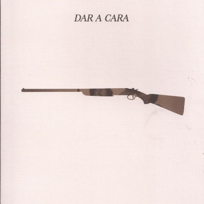 Capa de livro branca com título 'DAR A CARA' e imagem de espingarda.