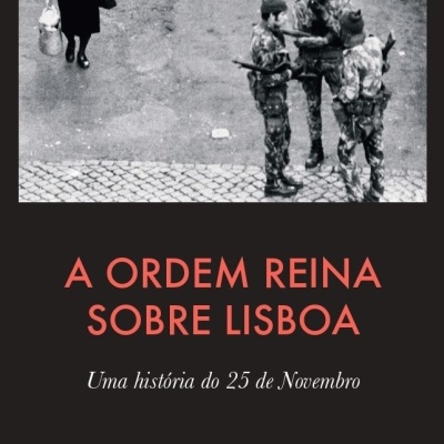 Capa de livro com soldados, mulher e texto sobre história de 25 de Novembro