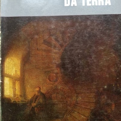 Capa do livro Um Bicho da Terra com desenho de um interior escuro com escada em espiral e figuras humanas.