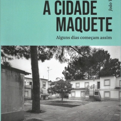 Capa do livro A CIDADE MAQUETE de João Vieira com fotografia a preto e branco de habitação.