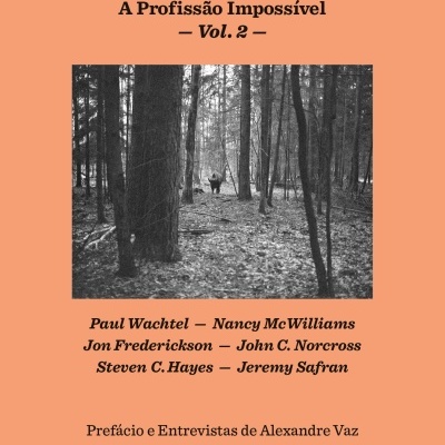 Capa de livro cor de salmão com texto e imagem a preto e branco de floresta