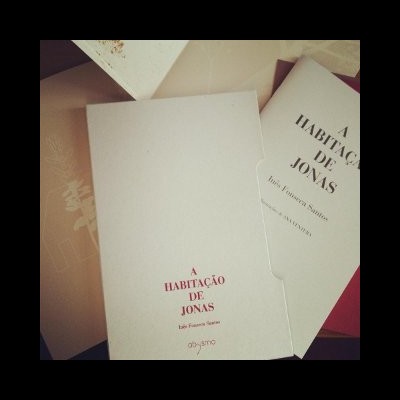 Livros empilhados com destaque para 'A HABITAÇÃO DE JONAS'
